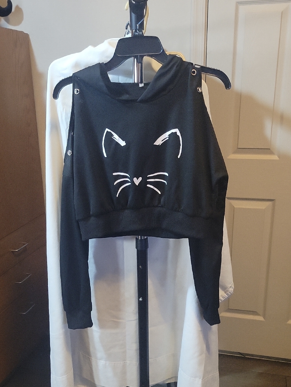 Off-the-Shoulder Cat Graphic Cropped Sweater - Black